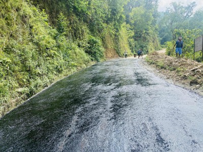  चिसापानी–देउराली–बानीडाँडा सडक धमाधम कालोपत्र हुँदै 